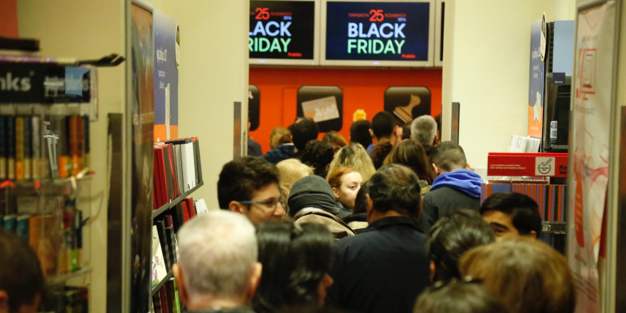 Στιγμιότυπο από την Black Friday σε ελληνικό κατάστημα το 2017