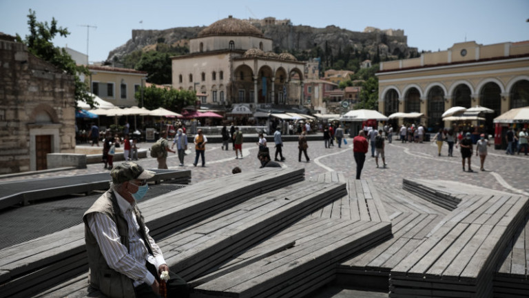 κόσμος σε πλατεία Μοναστηράκι