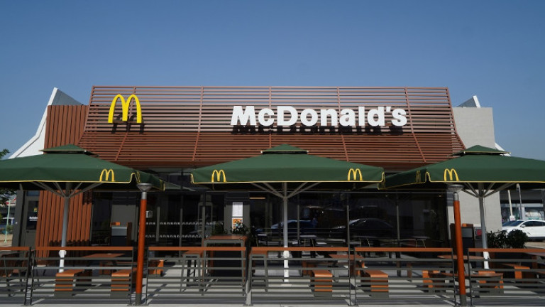 Τα McDonald's επαναφέρουν το «Quarter Pounder» μετά την επιδημία E. coli στις ΗΠΑ