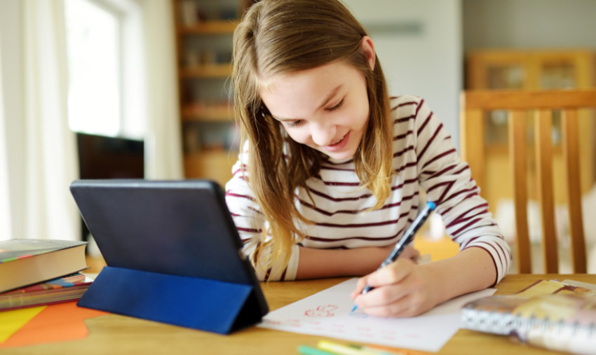 Ενα κορίτσι ζωγραφίζει μπροστά στο tablet του