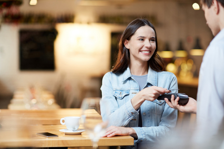 Πληρωμή με κάρτα / Φωτογραφία shutterstock