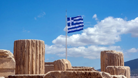 ελληνική σημαία σε μνημεία