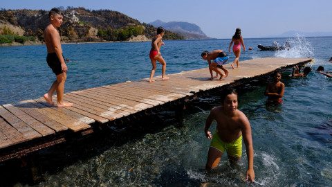 Παιδιά κολυμπούν σε παραλία της Εύβοιας