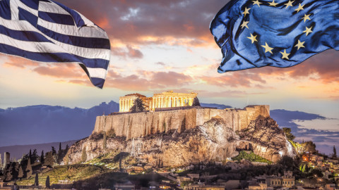 Σημαίες της Ελλάδας και της Ευρωπαϊκής Ένωσης με φόντο την Ακρόπολη