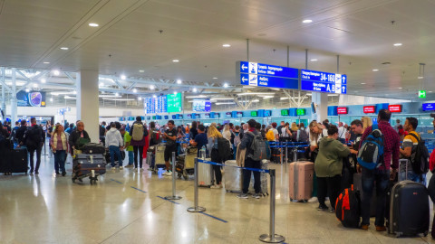 Ταξιδιώτες αναμένουν στο αεροδρόμιο «Ελευθέριος Βενιζέλος»