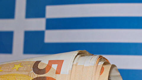 Το χαρτονόμισμα των 50 ευρώ με φόντο την ελληνική σημαία