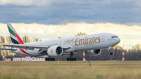 Αεροπλάνο της Emirates κατά τη διάρκεια της απογείωσης