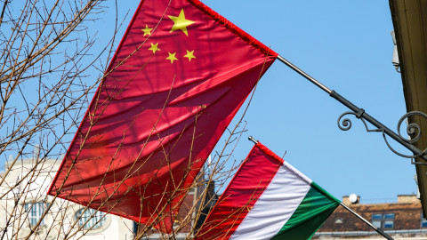 Οι σημαίες της Κίνας και της Ουγγαρίας στη Βουδαπέστη 