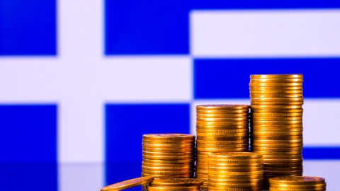 Νομίσματα με φόντο την ελληνική σημαία