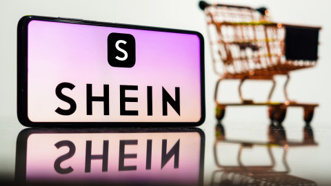 Το λογότυπο της Shein σε οθόνη κινητού τηλεφώνου