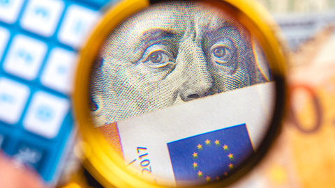 Χαρτονομίσματα του ευρώ και του δολαρίου 