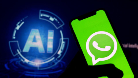 Η εφαρμογή του Whatsapp σε κινητό τηλέφωνο με φόντο τα αρχικά της Τεχνητής Νοημοσύνης