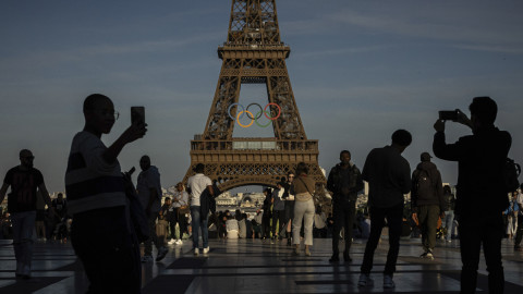 Κόσμος στον Πύργο του Άιφελ στο Παρίσι