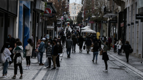 Κίνηση των πολιτών στα μαγαζιά της Ερμού/ Φωτογραφία Eurokinissi