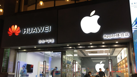 Λογότυπα της Huawei και της Apple 