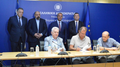 Φωτογραφία από τη στιγμή των υπογραφών 