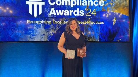 Η Ελένη Μπακογιάννη, Compliance Officer της Nova me με τα 2 βραβεία Compliance Awards 2024