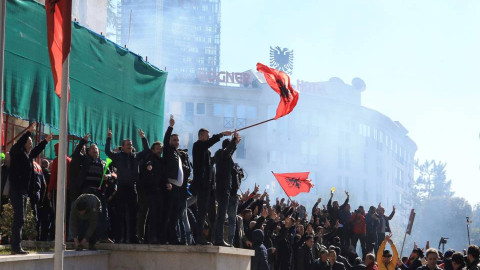 Ένταση στην Αλβανία: Πολιορκούν το γραφείο του Ράμα