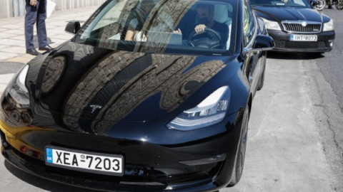 Με Tesla εμφανίστηκε ο πρωθυπουργός Κυριάκος Μητσοτάκης [εικόνες]