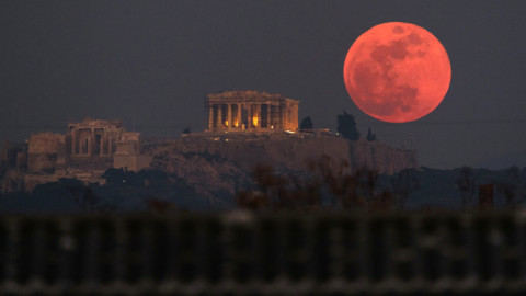 Πανσέληνος πάνω από την Ακρόπολη